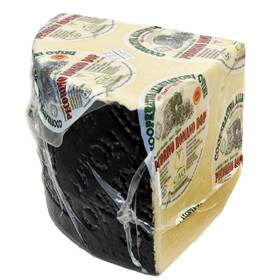 Pecorino Romano DOP trancio 3.5 kg, formaggio a pasta dura con crosta nera, sapore intenso e aromatico.