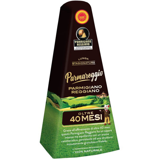 Formaggio - Parmigiano Reggiano DOP 40 mesi 5 kg. c.a. forma triangolare, etichetta marrone con paesaggio verde.