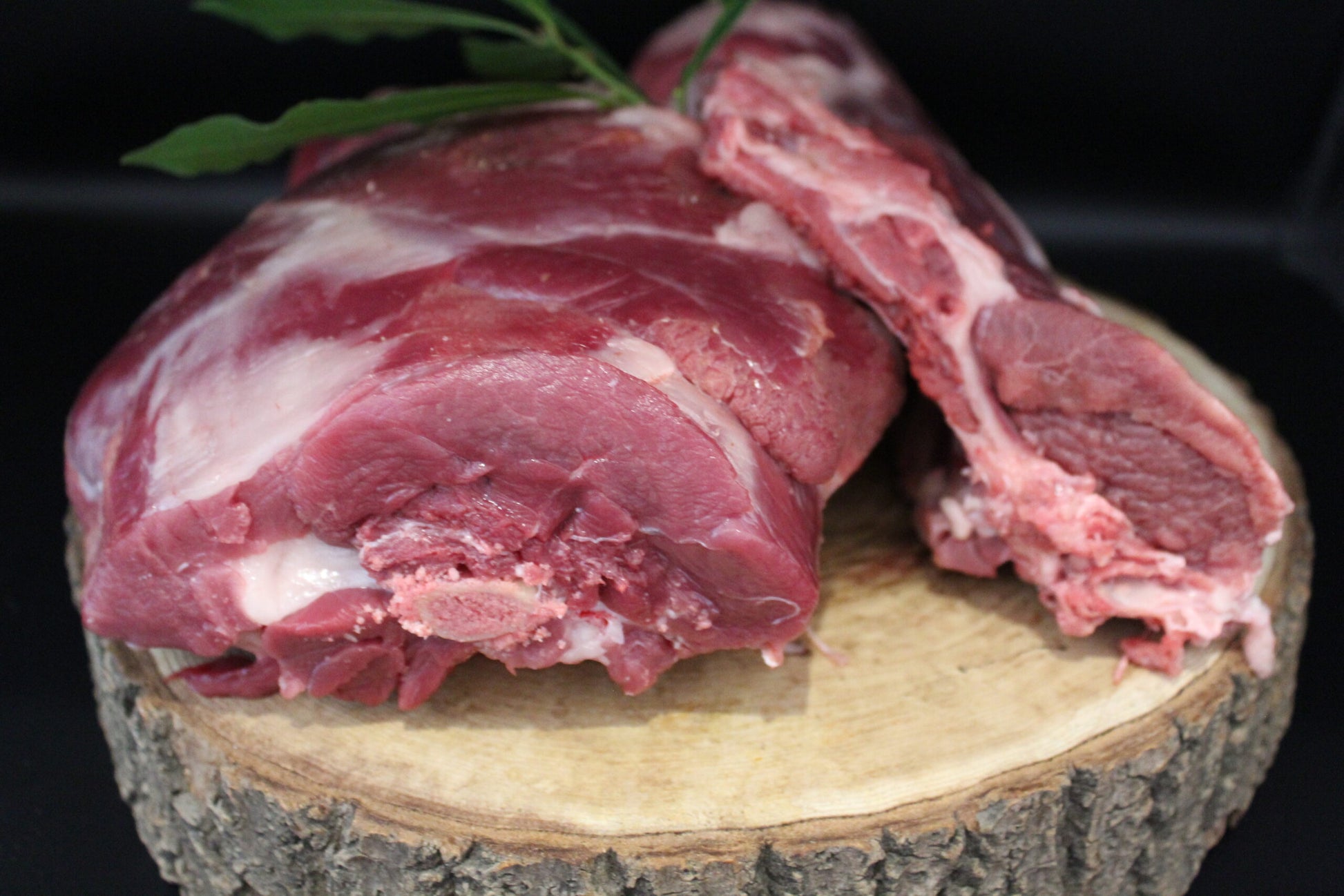 Polpa selezionata di Cinghiale, carne fresca su un tagliere di legno, disossata e pronta per preparazioni culinarie.