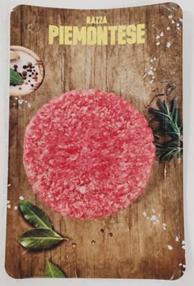 Hamburger bovino adulto Piemontese crudo su un tagliere di legno, pronto per cottura.