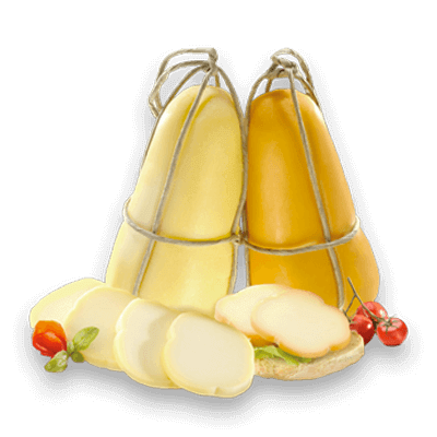 Caciocavallo Silano formaggio fresco e affumicato con fette e pomodorini, prodotto biologico dell'Aspromonte.