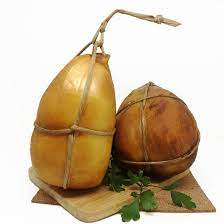 Caciocavallo Silano, formaggio biologico, stagionato in Aspromonte, forme affumicate e fresche.
