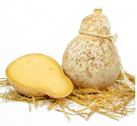 Caciocavallo stagionato in grotta, formaggio italiano tradizionale su letto di paglia, 4 kg.