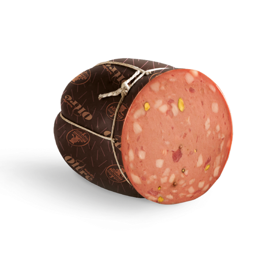 Mortadella al Cinghiale di Altissima Qualità con pistacchio su sfondo bianco