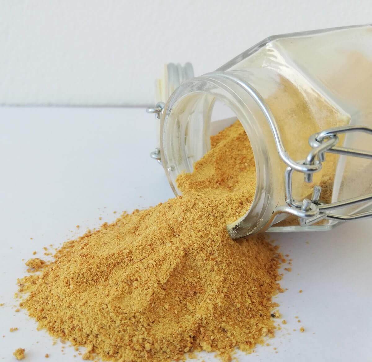 Farina di Agrumi Calabresi 1 kg in a jar, showcasing the fine, sun-dried citrus powder spilling out.