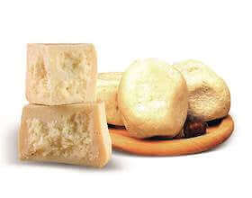 Formaggio Pecorino di Fossa Sogliano DOP stagionato - blocchi di formaggio su tagliere di legno
