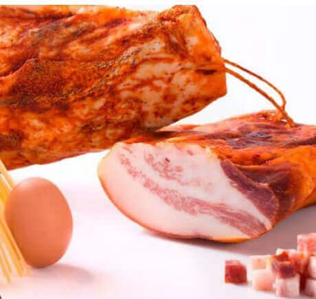 Guanciale Rosso Artigianale della Sila da 2 kg con ingredienti naturali, su fondo bianco con uovo e cubetti di carne.
