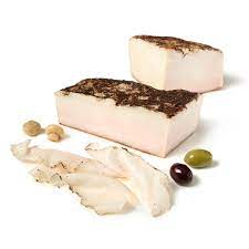 Lardo alle Erbe di Montagna, stagionato con erbette aromatiche, con pezzetti di carne di maiale.