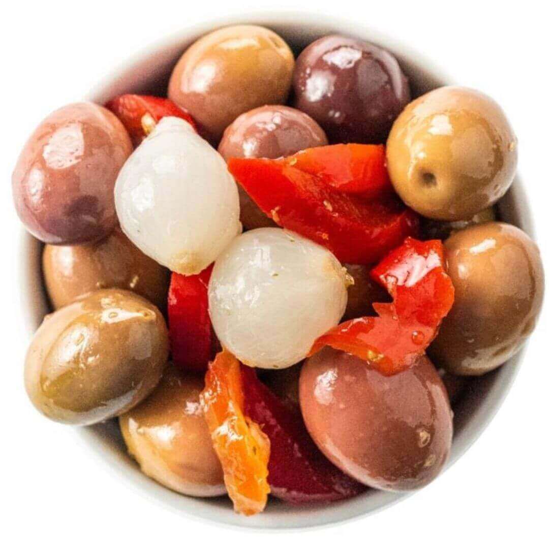 Olive Rosate tagliate e aromatizzate in bowl with garlic, fennel, and chili pepper.