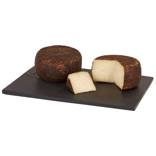 Pecorino affinato al pepe nero e aceto, formaggio di pecora, stagionato, servito su un tagliere.