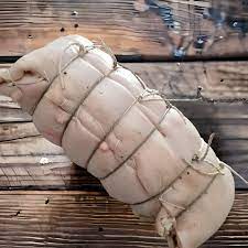 Porchetta di Maiale Nero Legata a Mano, fresca e priva di conservanti, pronta per la preparazione.