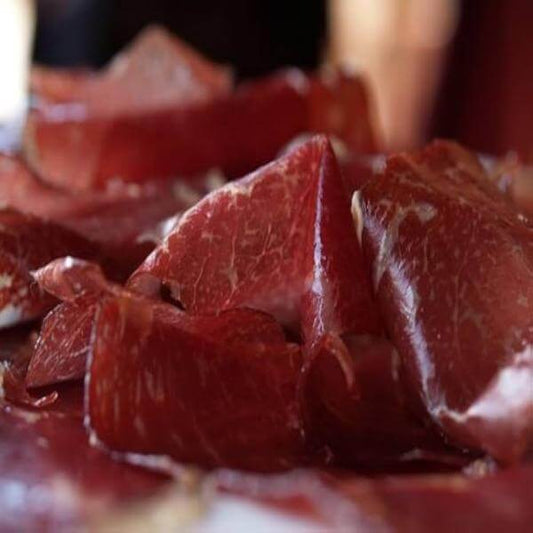 Prosciutto di Bue Intero, fette di carne salata e stagionata di altissima qualità.