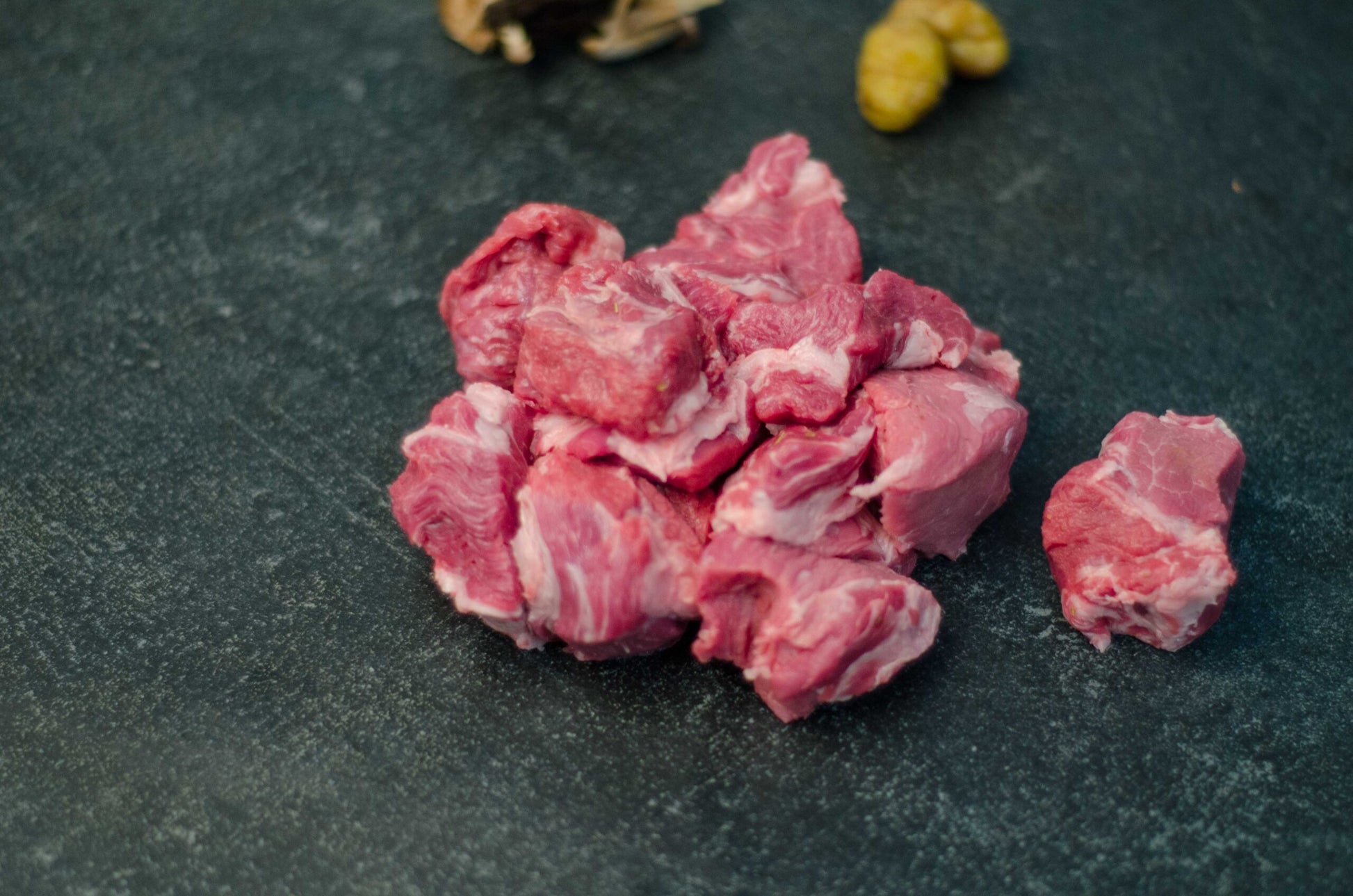 Polpa selezionata di Cinghiale italiana fresca a cubetti pronta per cottura.