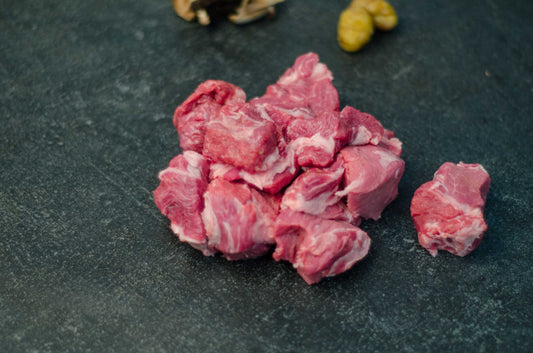 Polpa selezionata di Cinghiale italiana fresca a cubetti pronta per cottura.
