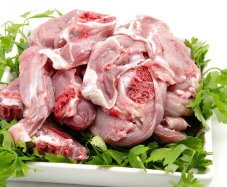 Capretto Semibrado Calabrese, fresche parti di carne su letto di prezzemolo, 15 kg, taglio su richiesta.