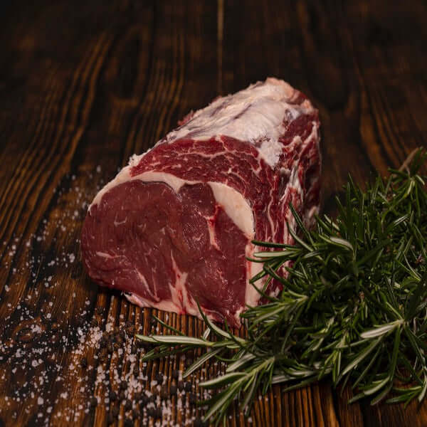 Cuberoll di Scottona 4 kg con rosmarino fresco e sale su un tavolo di legno
