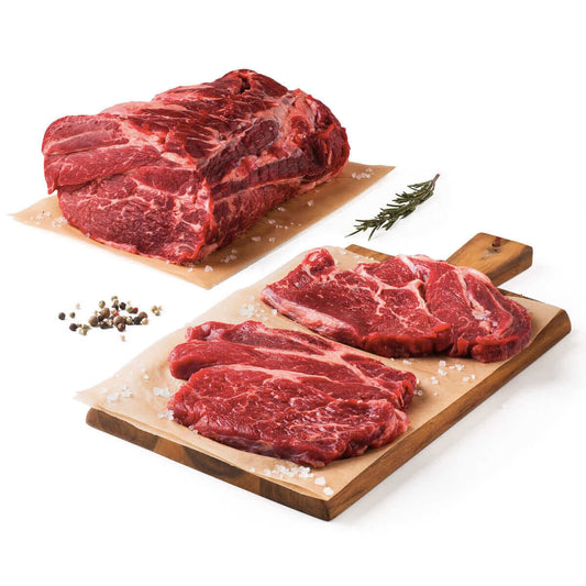 Entrecotte di Scottona due pezzi su tagliere con sale e spezie, peso totale 10 kg circa.