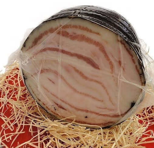 Lardo Arrotolato Artigianale 4 kg con strati saporiti, presentato su paglia naturale.