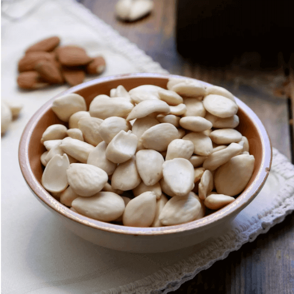 Mandorla Siciliana Tuono Pelata in una ciotola, pronta per dolci e preparazioni culinarie.