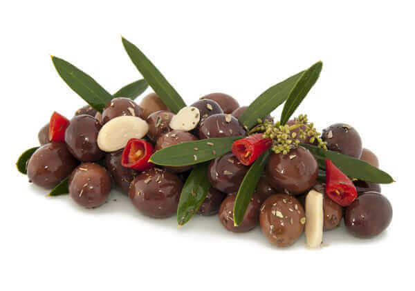 Olive nere Monacali con peperoncino e aromi freschi in una composizione appetitosa.