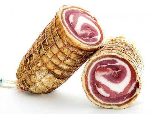 Pancetta Arrotolata prodotta in area Grecanica, 2,5 kg, caratterizzata da un aspetto artigianale e sapore unico.