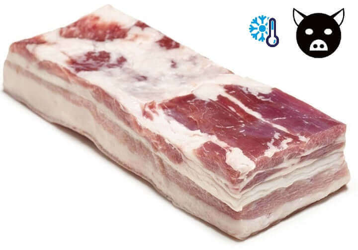 Cut of fresh pork belly with fat marbling, ready for cooking, with icons indicating refrigeration temperature and pig origin.