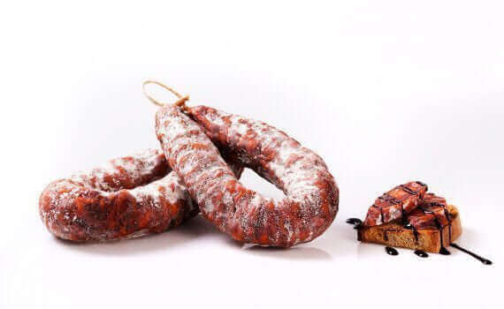 Salsiccia artigianale rossa Sila Dolce o Piccante, salame stagionato e gustoso con pane al cioccolato.