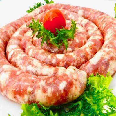 Salsiccia Cruda di Maiale Semibrado Calabrese in spirale con pomodorino e insalata fresca.