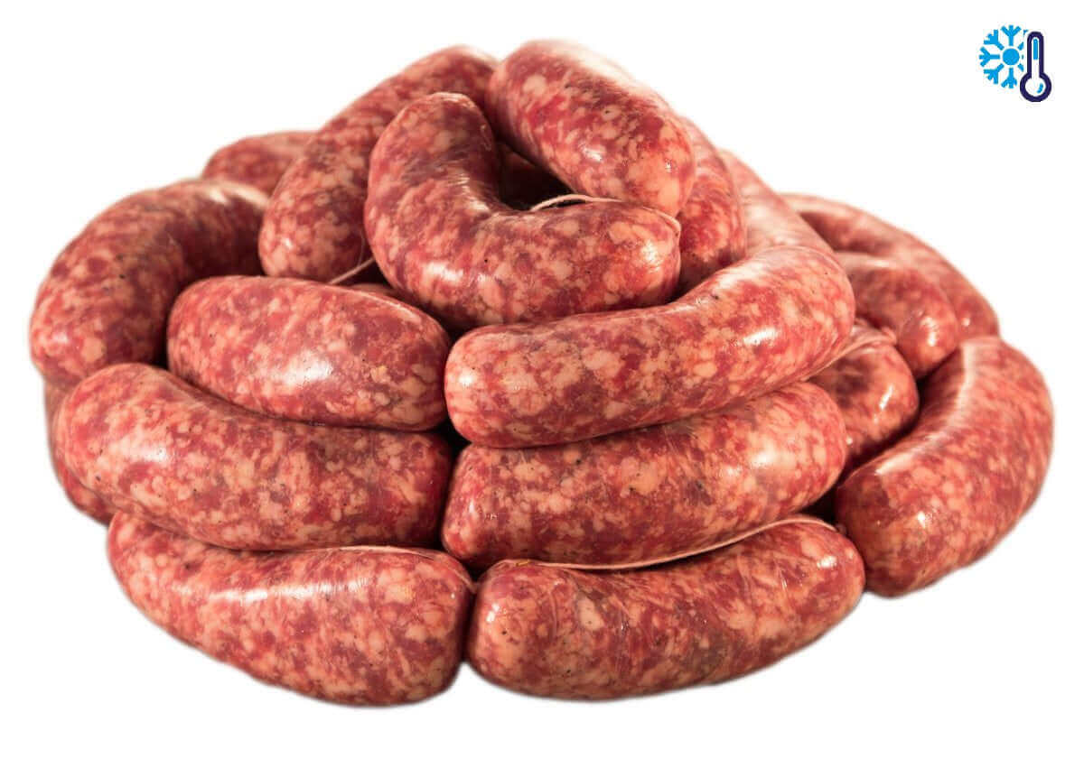 Salsiccia Cruda di Maiale Semibrado Calabrese, fresca e di alta qualità, in esposizione su un tavolo.