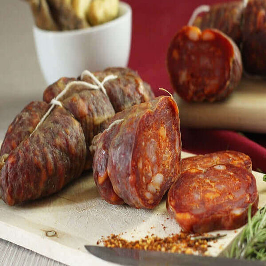 Soppressata Artigianale Rossa Sila Dolce o Piccante su un tagliere, salumi tipici calabresi.