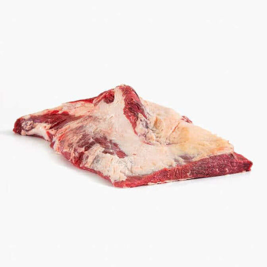 Brisket punta di petto di Scottona Charolaise 16 mesi, taglio di carne da 3.7 kg con strati di grasso chiaro e marezzatura perfetta.