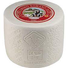 Whole wheel of Pecorino Romano DOP cheese with white rind and red label, weighing approximately 6 kg.